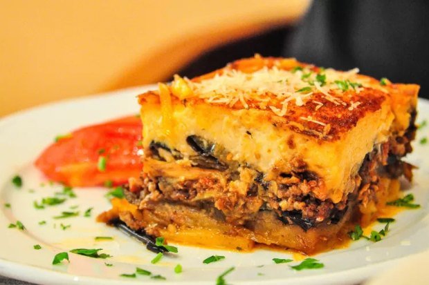 Ciri khas moussaka Yunani dengan saus béchamel lembut