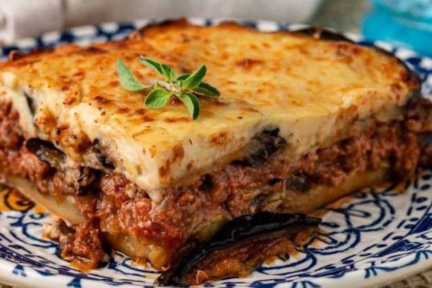 Moussaka khas Yunani dengan lapisan terong dan daging cincang