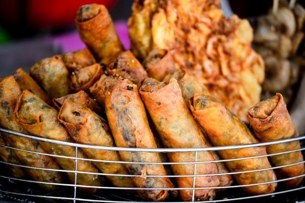 Ciri khas lumpia ubi ungu dengan warna menarik