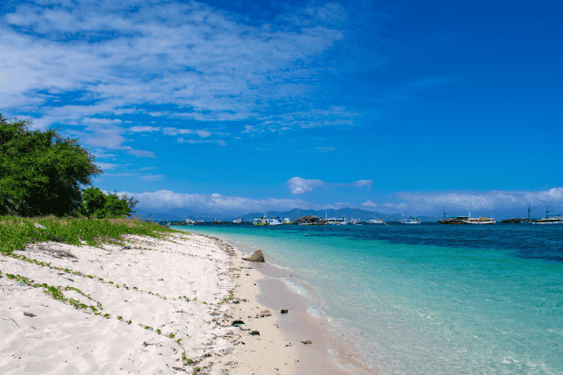 Pantai dengan Pasir Putih yang Lembut
