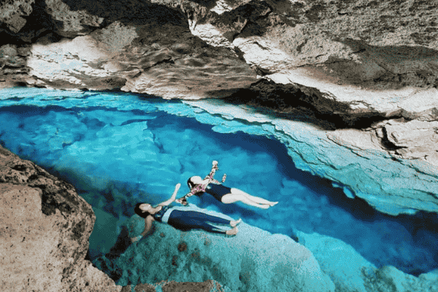 Keindahan Air Jernih di Dalam Gua