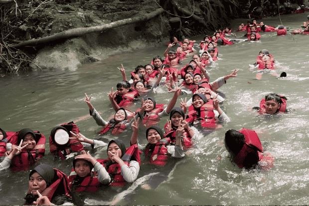 Sensasi Seru Menyusuri Sungai dengan Body Rafting