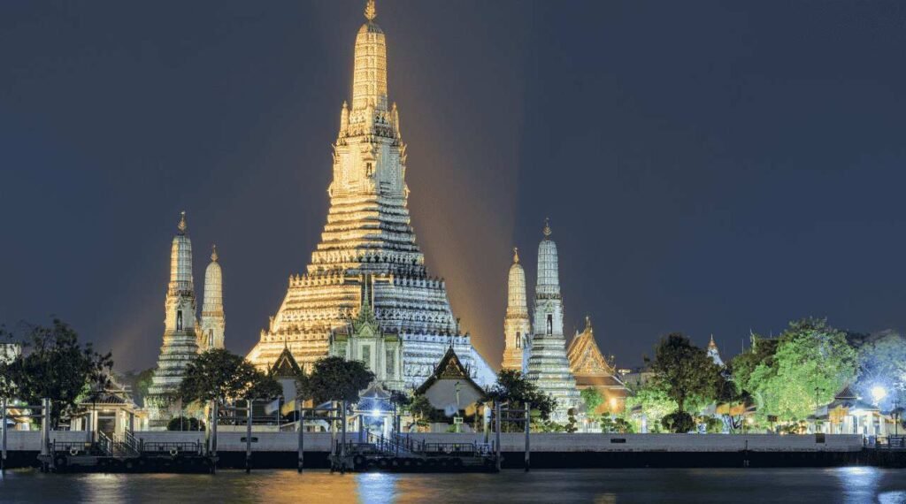 Wat Arun Bangkok Simbol Keindahan Spiritual di Tepi Sungai Chao Phraya