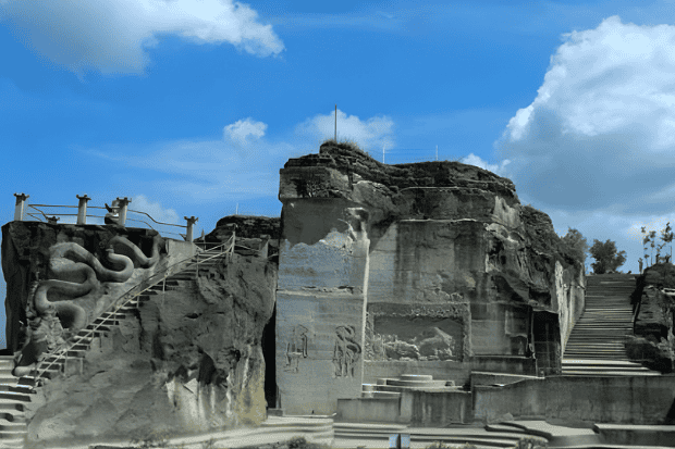 Keindahan Alam yang Berpadu Karya Seni